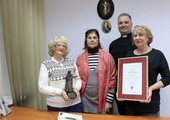Ks. Robert Kowalski z wolontariuszkami (od prawej): Jadwigą Gozdór, Barbarą Bandyką i Zofią Piątek w siedzibie telefonu zaufania