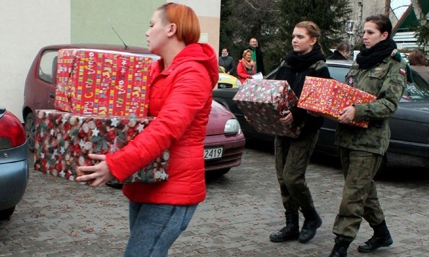 Paczki dla potrzebujących przygotowywane są w całej Polsce