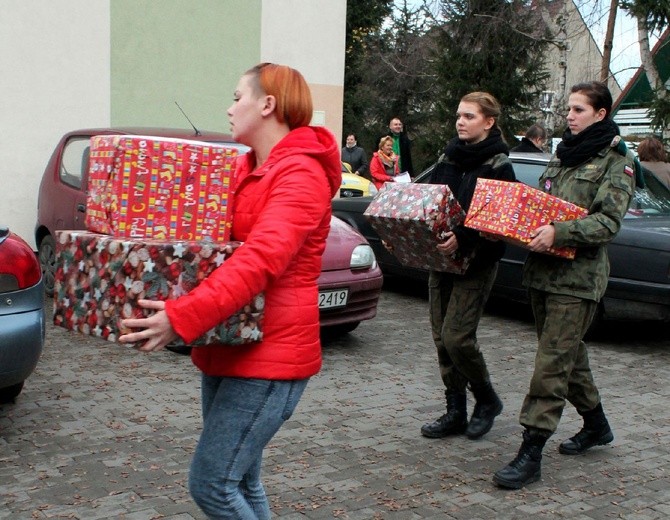 Paczki dla potrzebujących przygotowywane są w całej Polsce