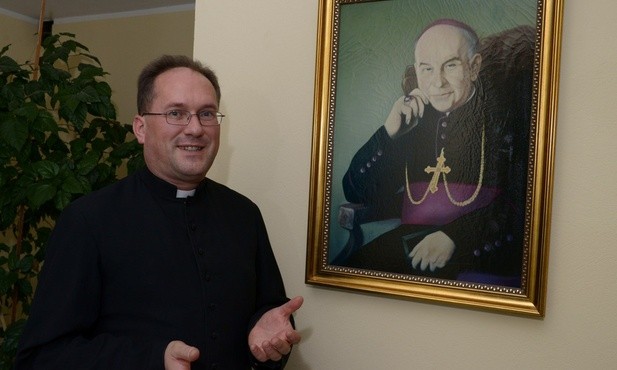 Ks. Albert Warso, wicepostulator procesu beatyfikacyjnego bp. Piotra, zachęca do modlitwy przez jego wstawiennictwo