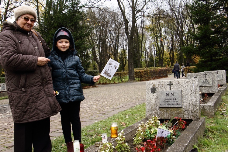 Dzień Zaduszny na cmentarzach Rakowickim i Wojskowym