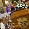 Uroczystościom pogrzebowym zmarłych kapłanów przewodniczą biskupi. 