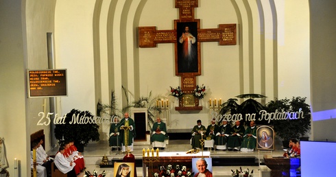 Prezbiterium kościoła na pułtuskich Popławach w jubileuszowej oprawie