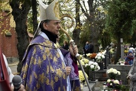 Biskup Adam Bałabuch przewodniczył liturgii na cmentarzu parafialnym katedry.