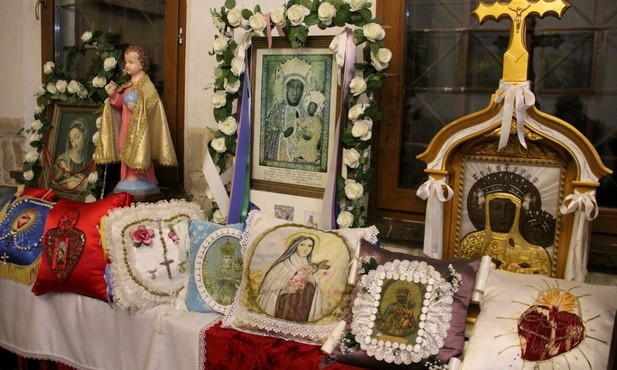 Malowane i tkane wizerunki Matki Bożej Częstochowskiej można spotkać w kaplicy bocznej sanktuarium