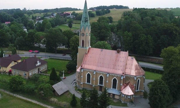 Kościół w Mazańcowicach z lotu ptaka...