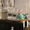 O. Marian Galas SP, rektor pijarskiego kolegium w Łowiczu, odprawia Mszę św. przy relikwiach św. Wiktorii