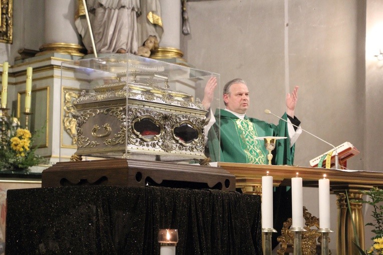 O. Marian Galas SP, rektor pijarskiego kolegium w Łowiczu, odprawia Mszę św. przy relikwiach św. Wiktorii