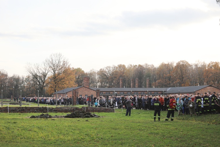 32. Droga Krzyżowa za zmarłych - w byłym KL Auschwitz-Birkenau - 2017