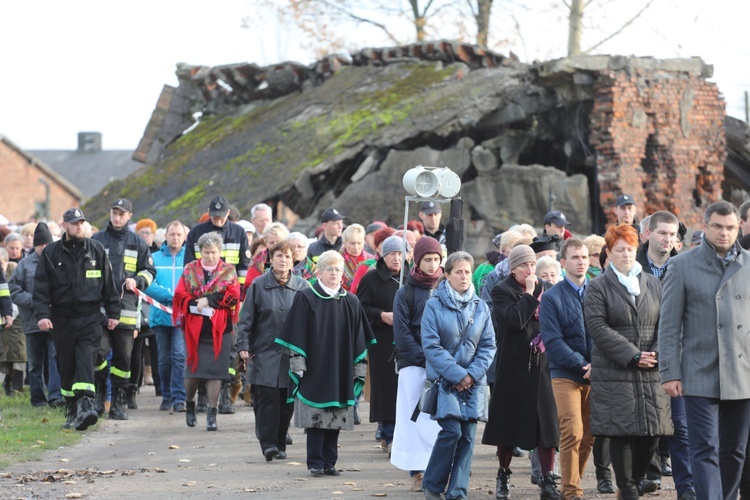 32. Droga Krzyżowa za zmarłych - w byłym KL Auschwitz-Birkenau - 2017