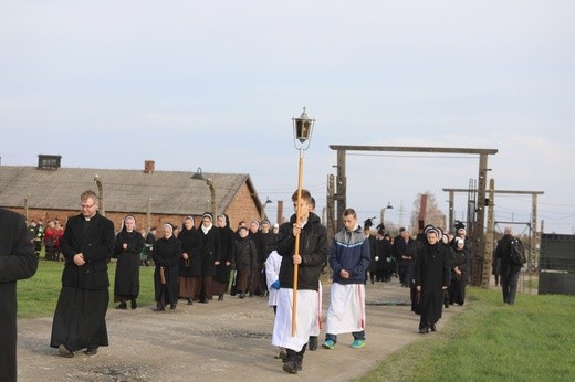 32. Droga Krzyżowa za zmarłych - w byłym KL Auschwitz-Birkenau - 2017