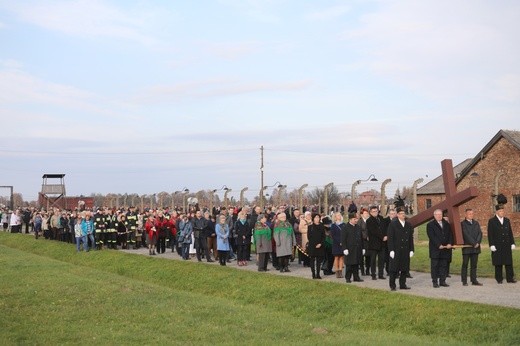 32. Droga Krzyżowa za zmarłych - w byłym KL Auschwitz-Birkenau - 2017