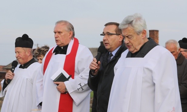 Modlitwę poprowadzili księża dekanatu oświęcimskiego, z dziekanem ks. prał. Józefem Niedźwiedzkim na czele...