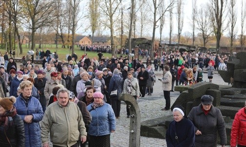 Tłum wiernych wędrował z modlitwą i różańcami w dłoniach szlakiem męczeństwa i cierpień więźniów...