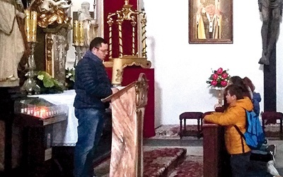 Ksiądz Kamil poprowadził modlitwę w kościele.