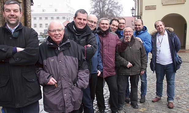 Panowie podejmują wiele inicjatyw, które wychodzą poza ramy wspólnoty. Jedną z nich są Męskie Plutony Różańcowe.