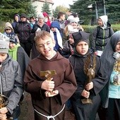 ▲	W Brzegu Dolnym Orszak Wszystkich Świętych prowadziły dzieci, niosąc relikwie.