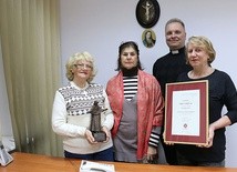 ▲	Ks. Robert Kowalski z wolontariuszkami  (od prawej): Jadwigą Gozdór, Barbarą Bandyką i Zofią Piątek.