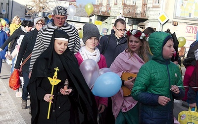 Pierwszy Marsz Wszystkich Świętych w Sierpcu przeszedł z kościoła farnego  do kościoła szkolnego.