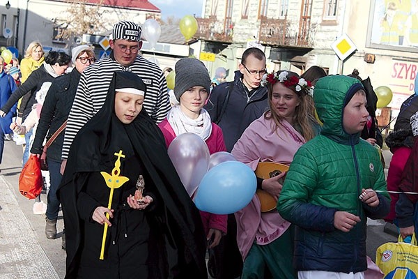 Pierwszy Marsz Wszystkich Świętych w Sierpcu przeszedł z kościoła farnego  do kościoła szkolnego.