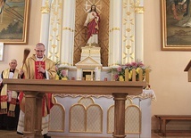 Biskup płocki poświęcił nowy ołtarz w kościele św. Wawrzyńca.
