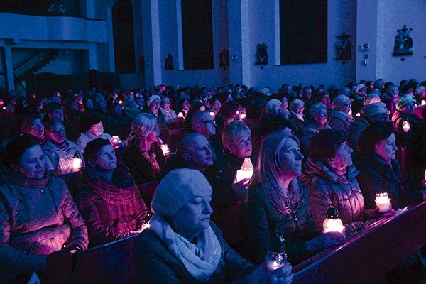 Z uczestnikami czuwania był bp Tadeusz Lityński.