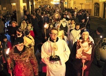 Na przedzie marszu  dzieci i dorośli nieśli relikwie i wizerunki świętych.