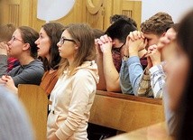 ▲	Młodzież przyjeżdża do Arki nie tylko modlić się o zdanie matury i dostanie na upragnione studia.