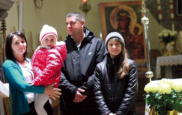 ▲	Ewelina i Krzysztof Przypkowie z Weroniką  i małą Wiktorią  (na rękach) w czasie świadectwa w kościele parafialnym w Żabnie.