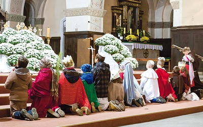 Mali święci klęczą przed Najświętszym Sakramentem w kościele św. Jacka na Rozbarku.