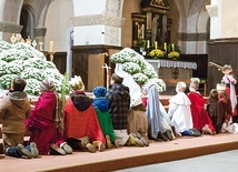 Mali święci klęczą przed Najświętszym Sakramentem w kościele św. Jacka na Rozbarku.