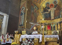 ▲	Jak ważna była dla bp. Nathana rodzina, świadczy mozaika w prezbiterium kościoła, który wybudował.