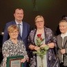 Wolontariuszki: (od lewej) Ewa Ways, Anna Rybińska i Daniela Buczyńska z wicewojewodą Wiesławem Raboszukiem