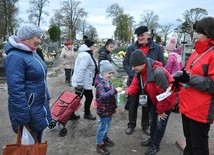 Przewodnicy PTTK kwestują na cmentarzu Emaus w Łowiczu