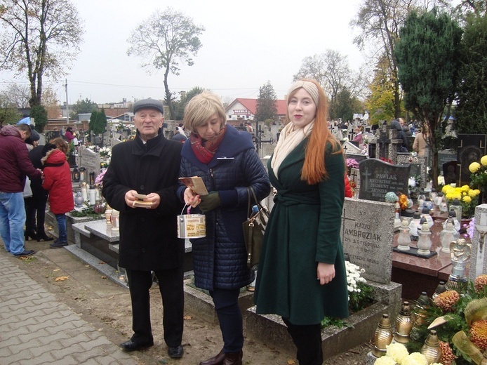 Kwesta na cmentarzu w Kutnie