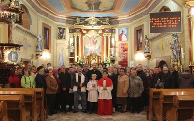 Pamiątkowe zdjęcie uczestników rocznicowego nabożeństwa w Kończycach