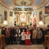 Pamiątkowe zdjęcie uczestników rocznicowego nabożeństwa w Kończycach