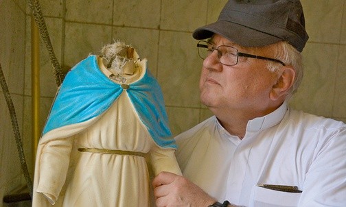 Ks. Andrzej Halemba z uszkodzoną figurą Maryi w zniszczonym przez ISIS kościele w syryjskiej wiosce Teluf.