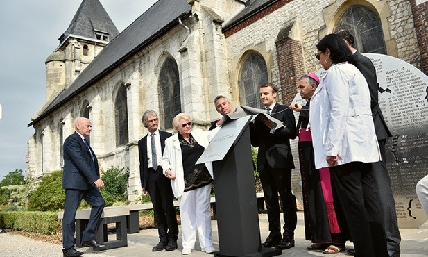 Prezydent Emmanuel Macron i arcybiskup Rouen Dominique Lebrun na wspólnej uroczystości.  To wyjątkowy widok. Powodem jest rocznica śmierci ks. Jacquesʼa Hamela, zamordowanego przez dżihadystów.