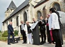 Prezydent Emmanuel Macron i arcybiskup Rouen Dominique Lebrun na wspólnej uroczystości.  To wyjątkowy widok. Powodem jest rocznica śmierci ks. Jacquesʼa Hamela, zamordowanego przez dżihadystów.