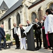 Prezydent Emmanuel Macron i arcybiskup Rouen Dominique Lebrun na wspólnej uroczystości.  To wyjątkowy widok. Powodem jest rocznica śmierci ks. Jacquesʼa Hamela, zamordowanego przez dżihadystów.