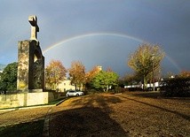 Pomnik Jana Pawła II, z którego – wyrokiem sądu – ma być usunięty krzyż.