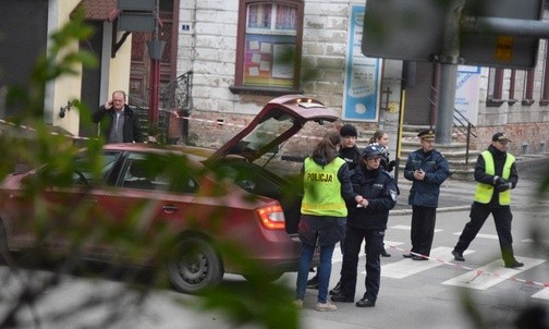 Trwają prace rozbrajania bomb znajdujących się pod mostem.