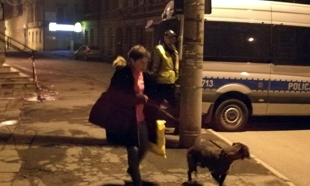 Szczęśliwa pani Grażyna wracająca z psem z mieszkania.
