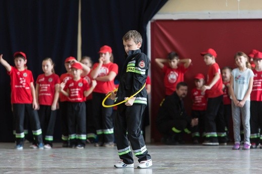 Młodzi strażacy