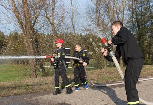 Młodzi strażacy
