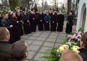 Biskupi Edward Materski i Stefan Siczek zmarli 5 lat temu. Spoczywają w kaplicy dawnej bramy wejściowej na cmentarzu rzymskokatolickim przy ul. Limanowskiego.