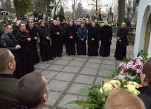 Biskupi Edward Materski i Stefan Siczek zmarli 5 lat temu. Spoczywają w kaplicy dawnej bramy wejściowej na cmentarzu rzymskokatolickim przy ul. Limanowskiego.