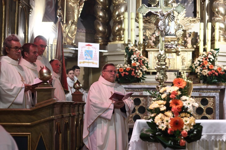 Msza św. z kard. Angelo Comastrim w Niepołomicach