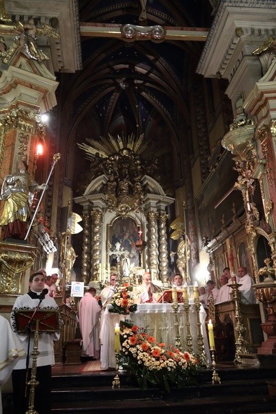 Msza św. z kard. Angelo Comastrim w Niepołomicach